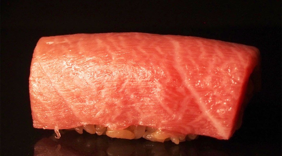 鮨 Tsumugi｜宮古島人氣壽司-嚴選 26 品無菜單壽司套餐｜贈迎賓飲品 1 杯