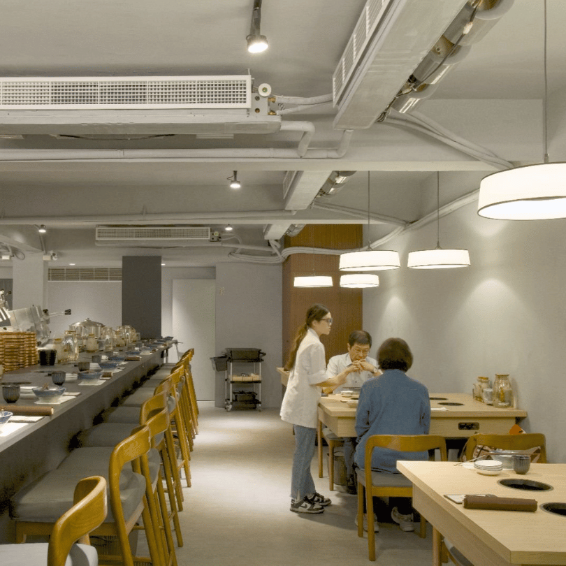 台北火鍋店しゃぶ信玄店內環境,日式簡約明亮的吧檯座位與兩人座區,提供寬敞舒適的個人獨享鍋用餐空間