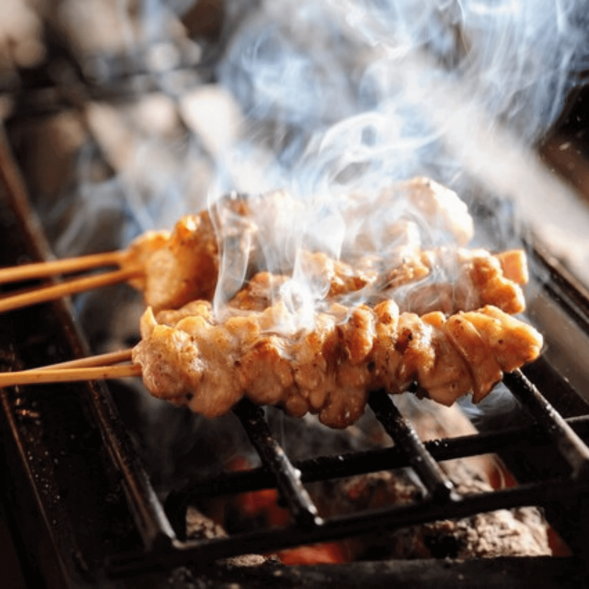 串燒 BISTRO 福蜜蜜 銀座廊道街店烤師精準拿捏熟度，賦予肉串金黃微焦的誘人外皮與鎖住鮮甜的軟嫩肉質。