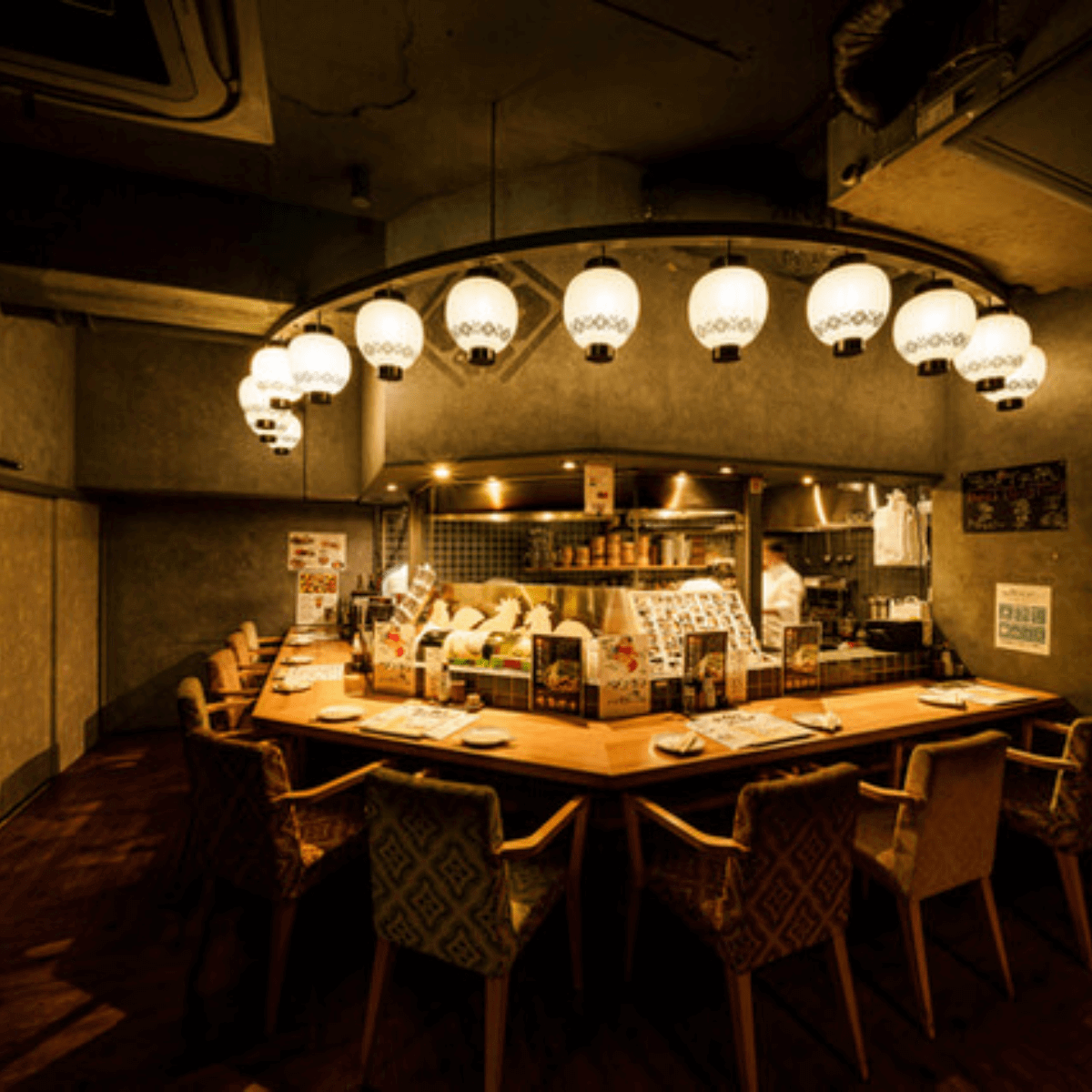 串燒 BISTRO 福蜜蜜 銀座廊道街店 位於 B1 但格局開闊、動線流暢。店內設有多種型態座位，能精準對應約會、聚會與家庭用餐等不同需求。