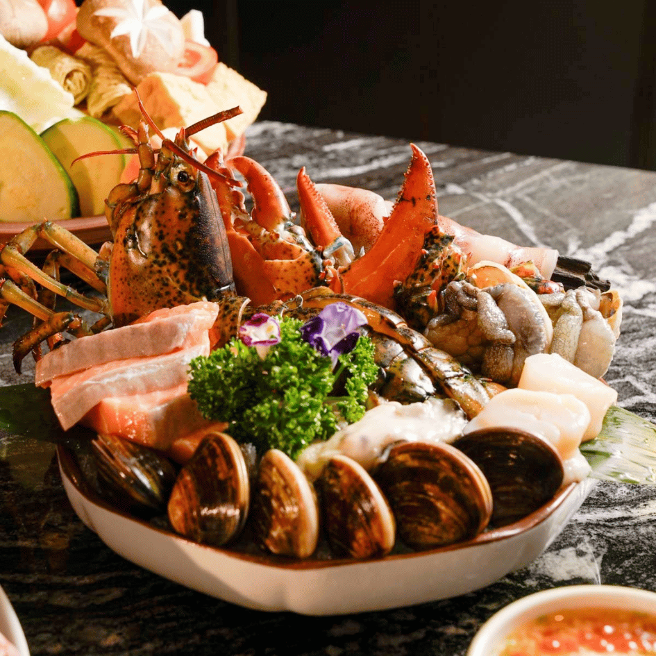 二本松涮涮屋豪華海鮮拼盤,包含新鮮活龍蝦、生食級干貝、大蛤蜊與鮮魚片,大安區頂級火鍋海鮮食材首選