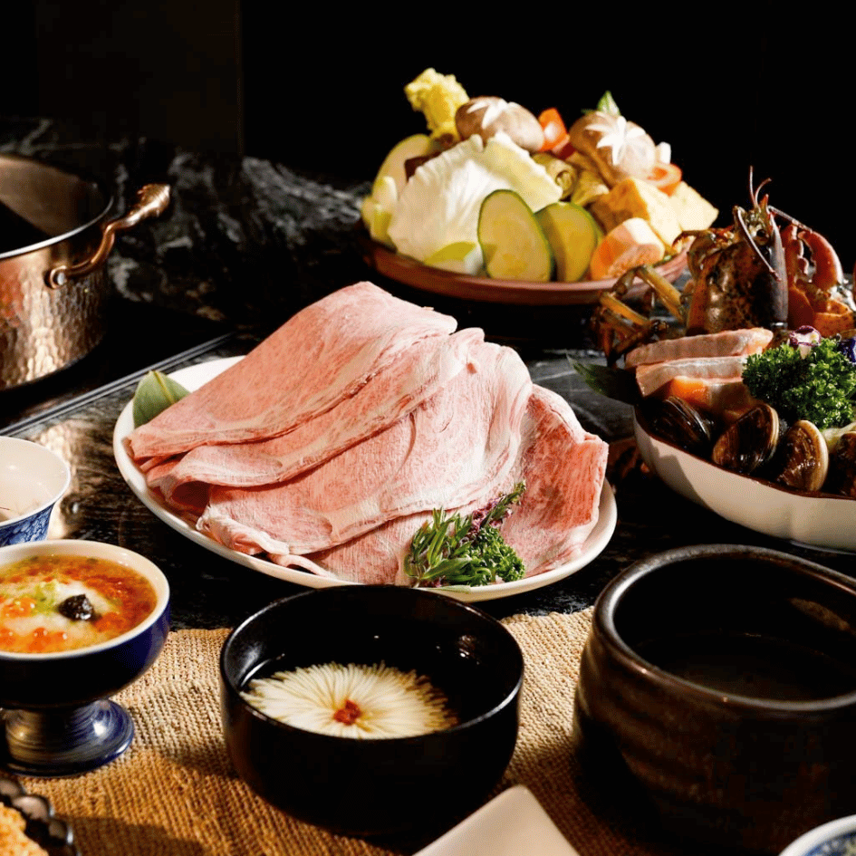 二本松涮涮屋頂級肉品與海鮮全餐,厚實油花均勻的和牛肉片搭配新鮮時蔬與前菜,大安區推薦必吃頂級火鍋餐點