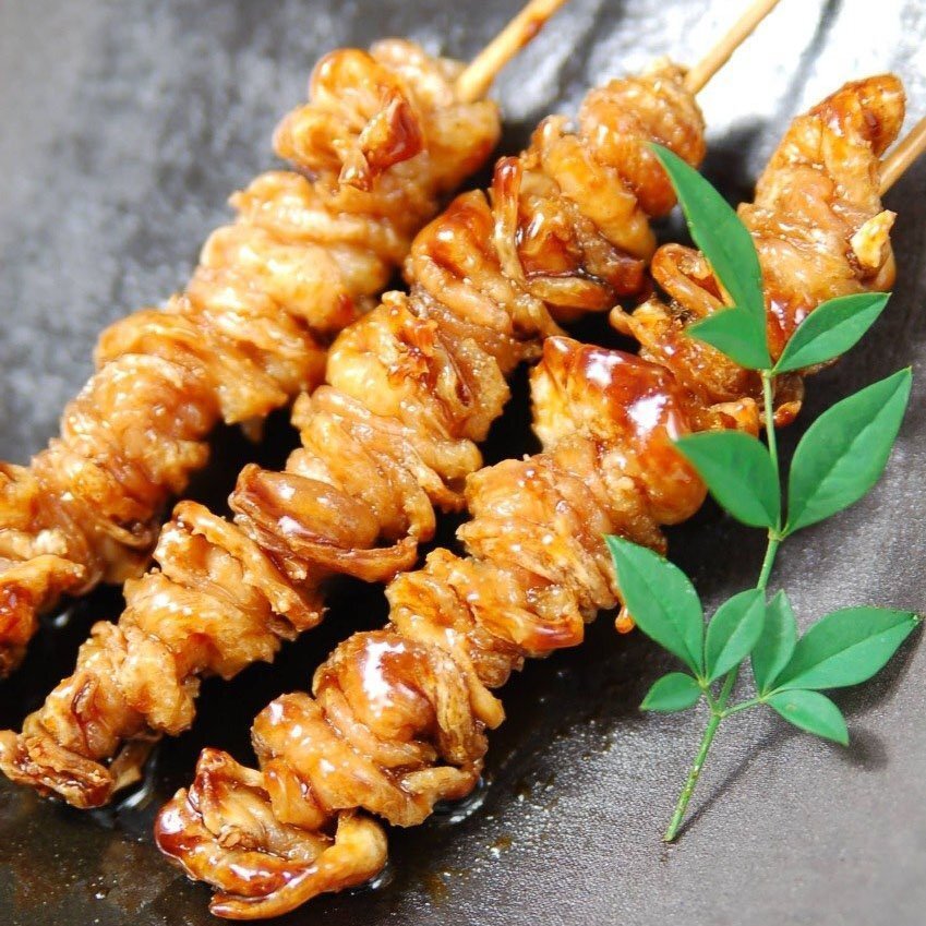 博多地雞 福榮組合 銀座烤至金黃酥脆的雞皮串，外層帶著迷人的焦香味，內裡則保留了飽滿的油脂。