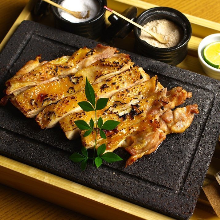 博多地雞 福榮組合 銀座整片厚實的博多地雞腿肉直接上火炙烤，散發出陣陣迷人的焦香味。