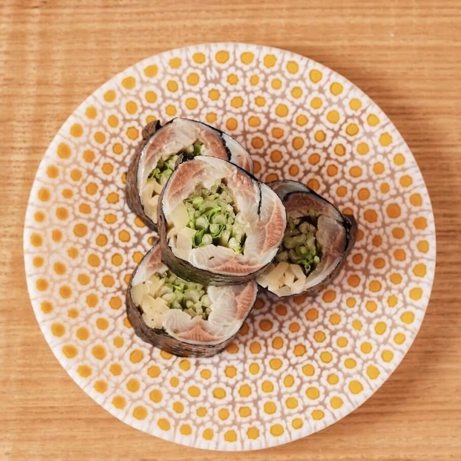 壽司_惠比壽_Sushi Ebisu Hana：惠比壽總店的菜單以新鮮海產為特色，也展現了廚師在風味組合上的巧思。
