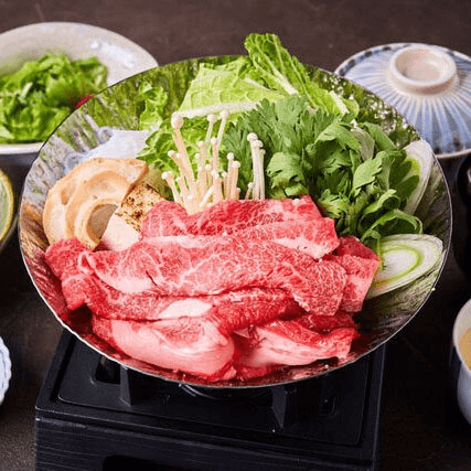 鮨 Rikaku：牛肉本身的鮮甜與豐富油脂香氣，層次感豐富，是品嚐壽喜燒時不可錯過的經典風味。