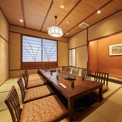 鮨 Rikaku：餐廳的用餐環境舒適，能容納團體旅客一同用餐，共享美食。