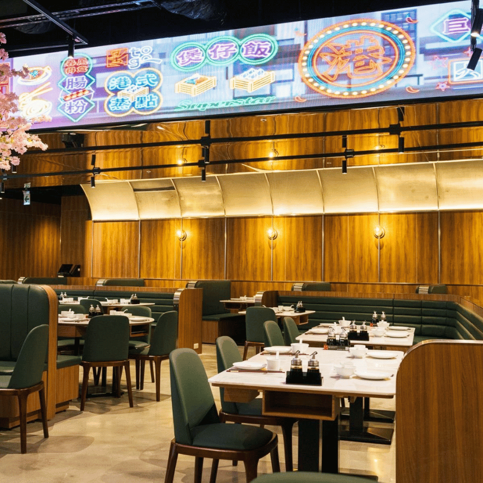 台北大巨蛋大巨星港式飲茶餐酒館店內環境，結合霓虹燈飾與現代港式風格，提供寬敞舒適的沙發座席與聚餐空間
