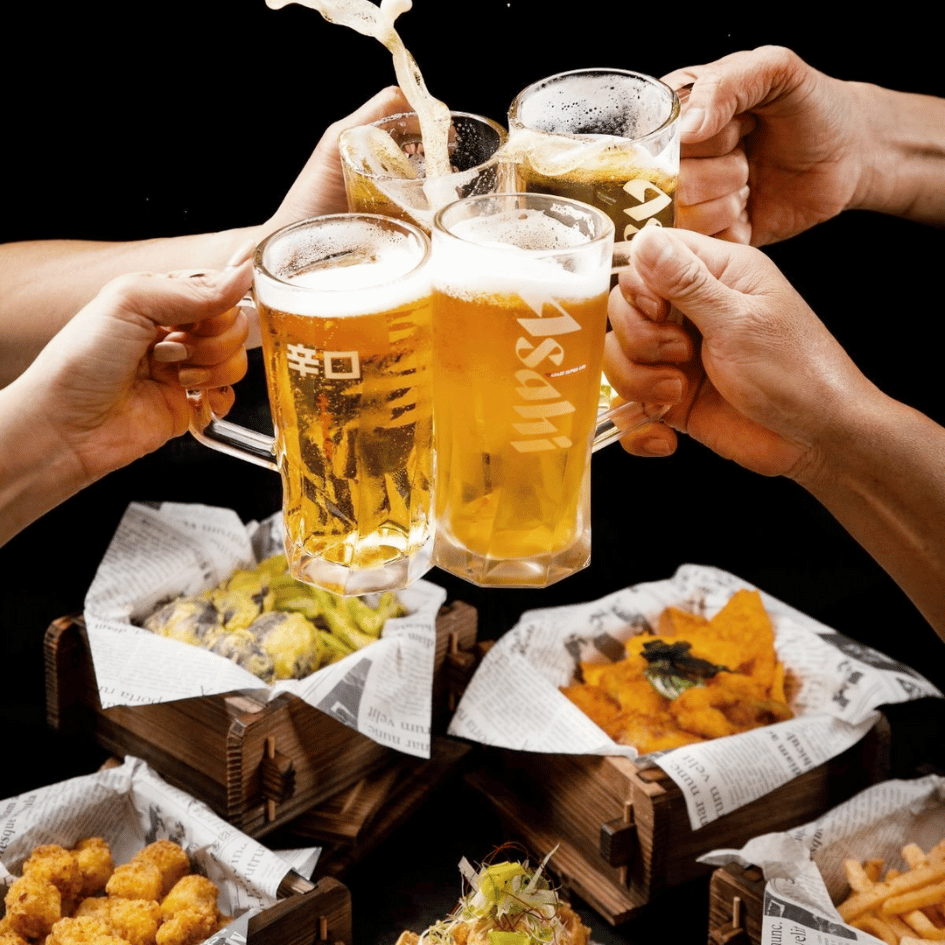 大巨星港式飲茶餐酒館歡聚時刻，與好友舉杯 Asahi 生啤酒乾杯，搭配豐富港式點心與炸物拼盤，台北深夜食堂推薦