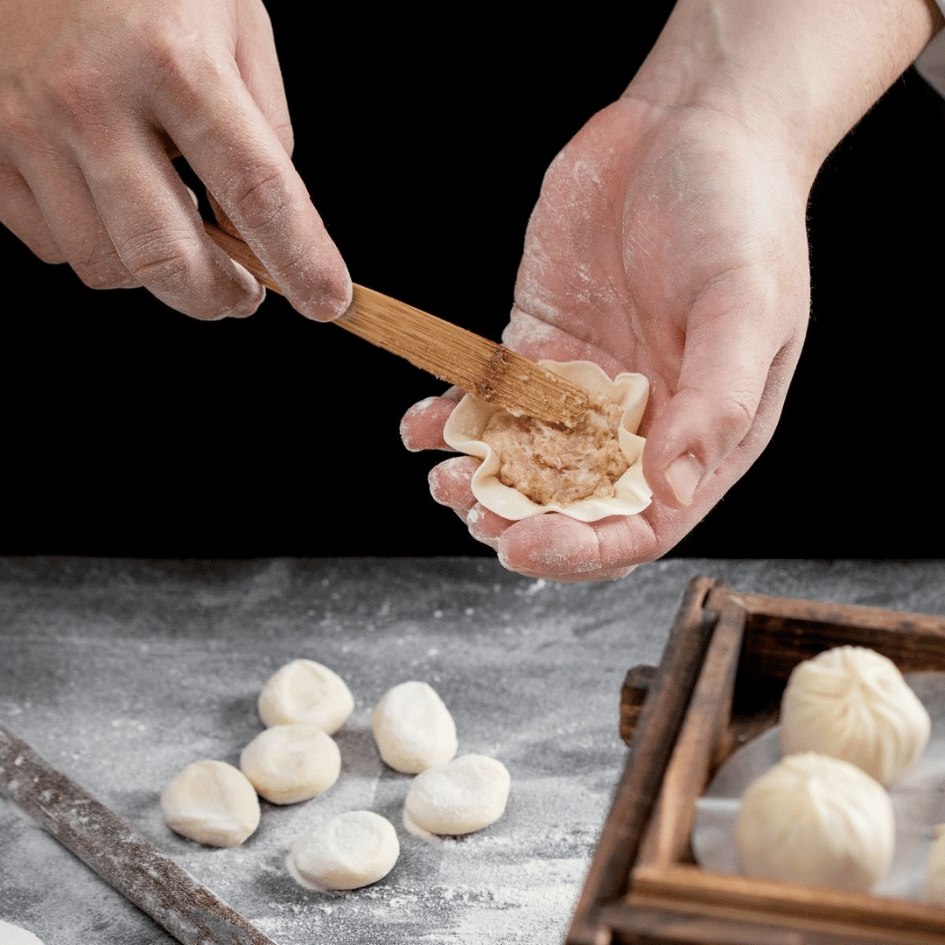 大巨星港式飲茶師傅現場手工包製點心過程，展現職人精神，提供新鮮現做的美味港式點心與手作點心料理