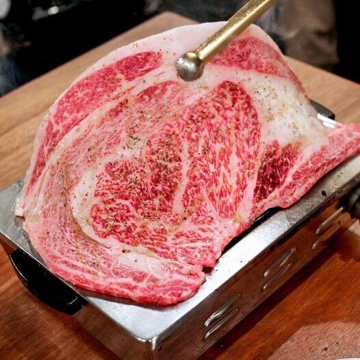 大阪燒肉 牛內臟 FUTAGO 西新宿 7 丁目店 在火候的淬鍊下，牛五花釋放出濃郁的脂香與豐盈肉汁，入口瞬間即化為甘甜。