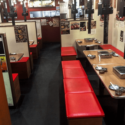 大阪燒肉 牛內臟 FUTAGO 西新宿 7 丁目店 本店以輕快熱絡的空間氣息結合多樣化的和風餐點，精準捕捉了觀光旅遊的度假神韻。