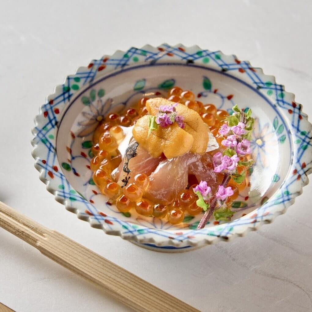 奧赤坂 鮨 淡師入口即化的豐潤海膽，遇上鹹鮮入味的醃漬鮮魚，魚肉的彈性與海膽的乳霜感在口中交織。