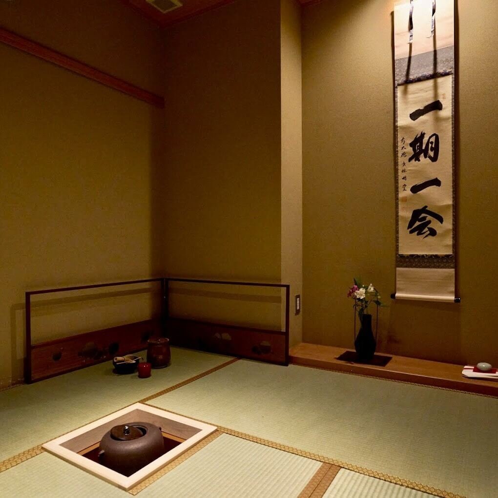 奧赤坂 鮨 淡師一間附設專屬茶室的高級餐廳，核心結合了正統江戶前壽司、精選日本酒及日本茶道。