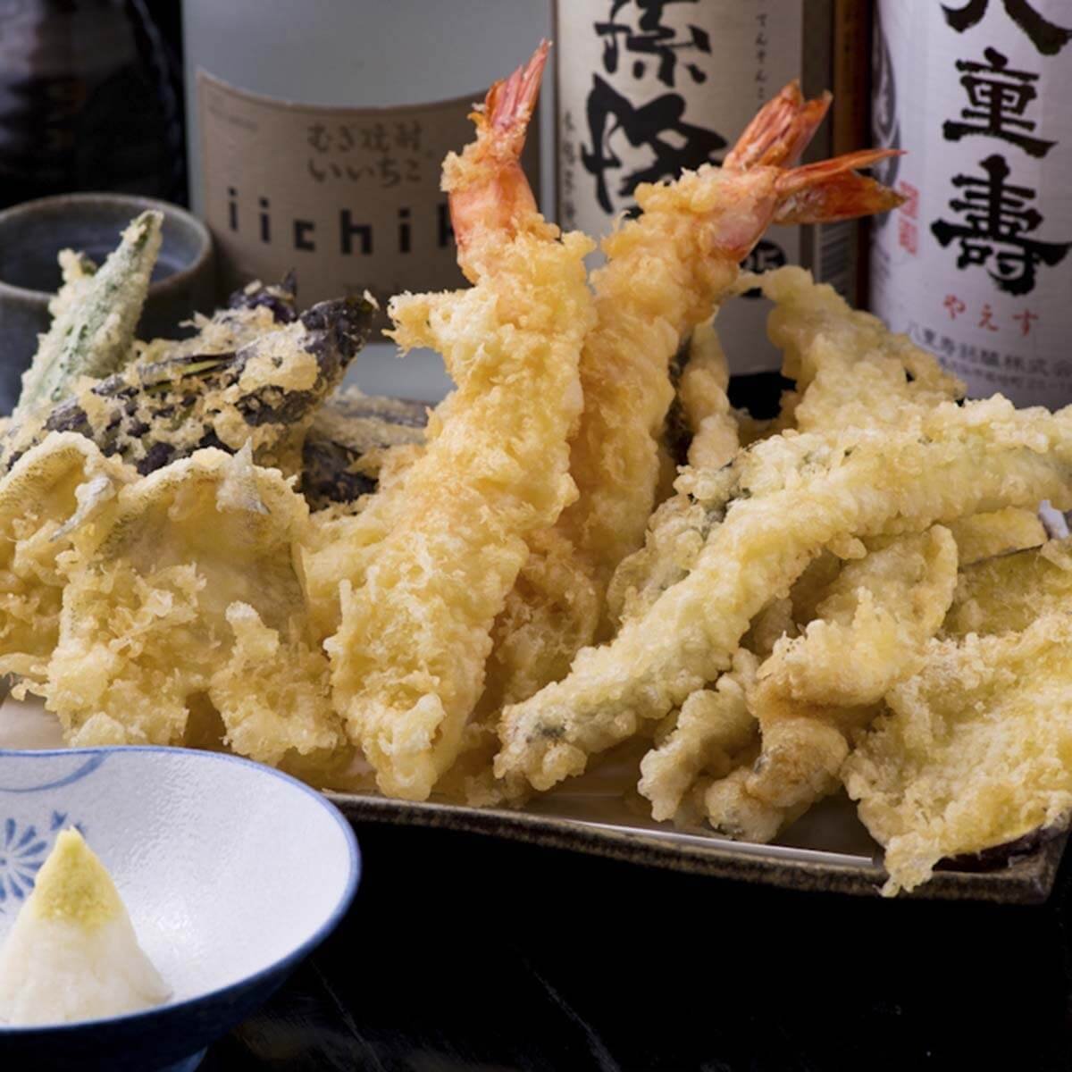 屋形船 釣新由船上職人即席呈現的現炸天婦羅，在最適切的油溫下鎖住鮮美。外層薄脆酥爽、內裡柔嫩多汁。