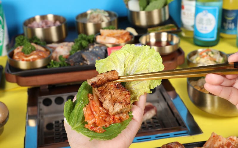 吃韓式燒肉一定要試試看生菜包肉，新鮮爽脆的蔬菜包裹多汁烤肉，非常滿足！