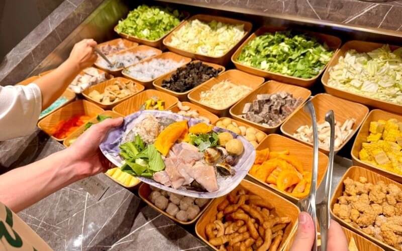 朴庶銅盤烤肉的自助吧提供新鮮蔬菜、火鍋料