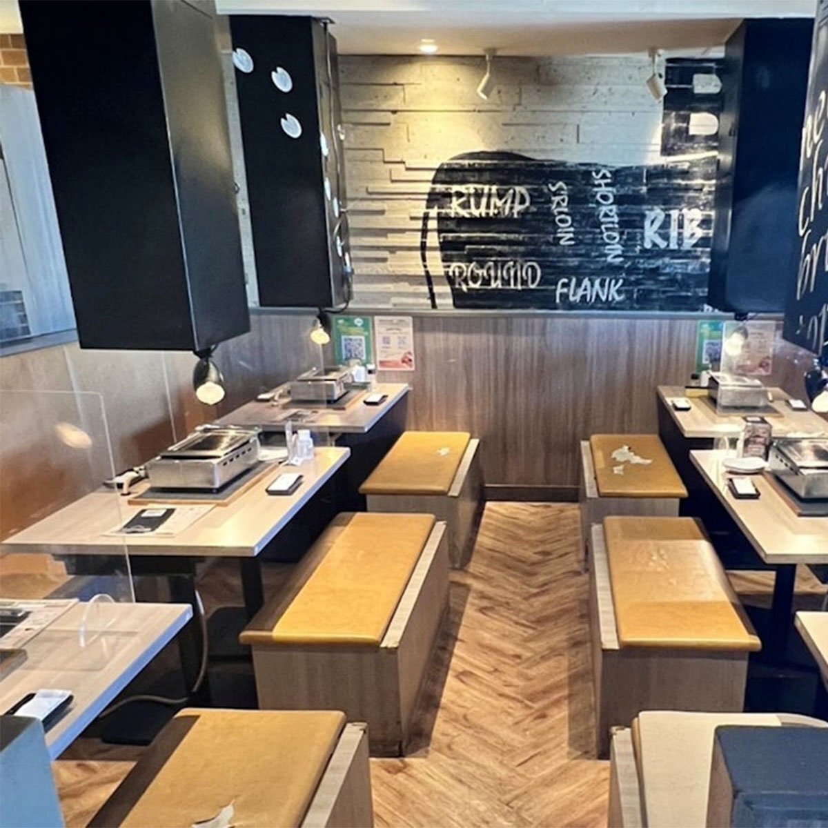 肉屋の台所上野店燒肉餐廳室內座位區，鄰近上野公園與阿美橫町，是東京旅遊必吃和牛燒肉餐廳。