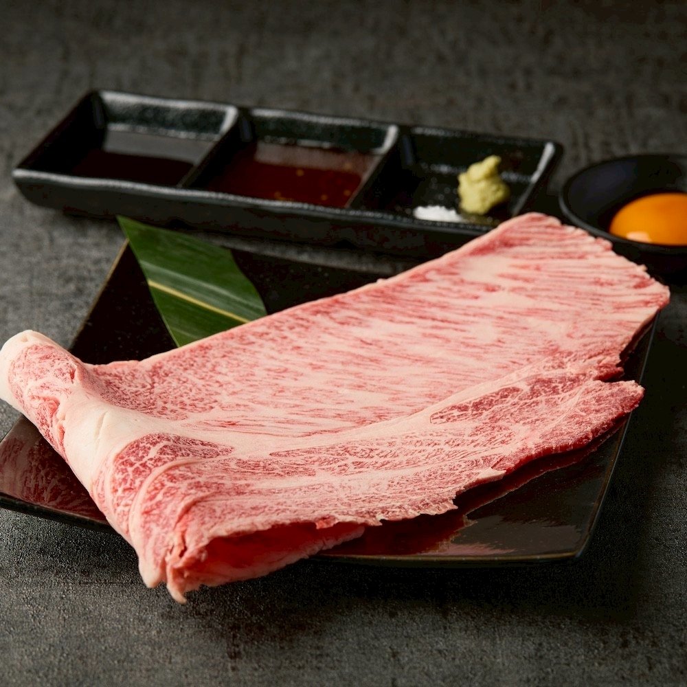 黑毛和牛細緻大理石油花特寫，展現日本和牛高品質肉質，是東京燒肉名店的代表食材。