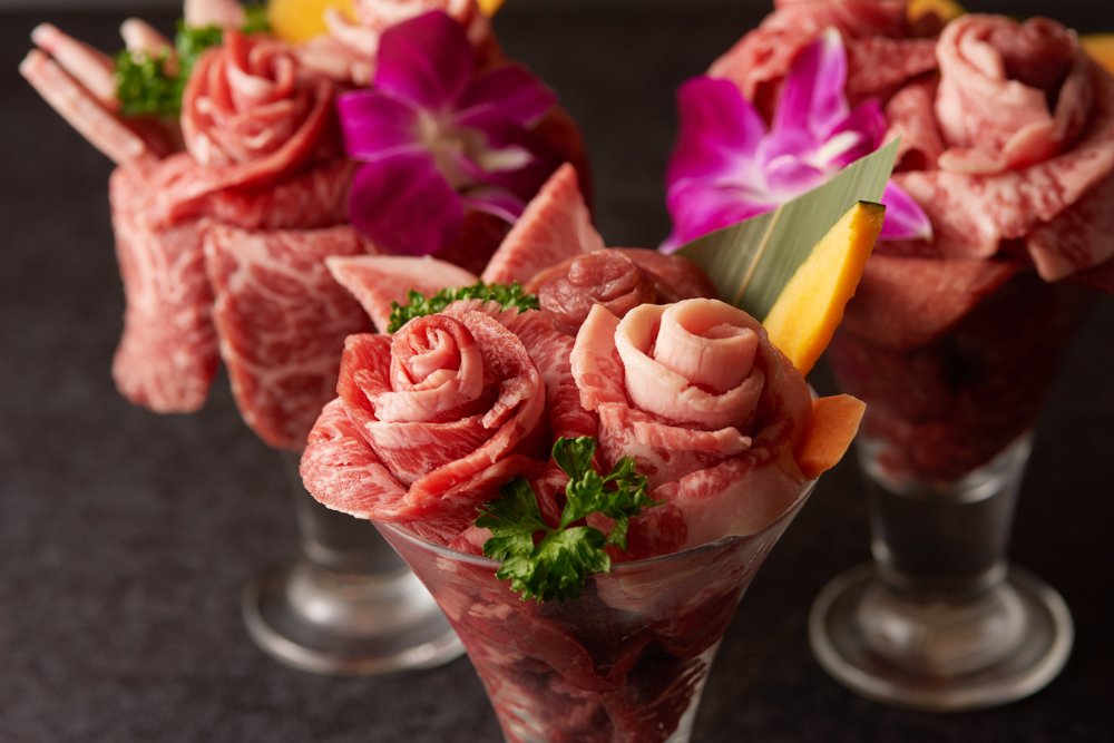 肉屋の台所招牌慶生肉蛋糕（肉ケーキ），以黑毛和牛燒肉層層堆疊成蛋糕造型，是東京燒肉店最受歡迎的生日慶祝料理。