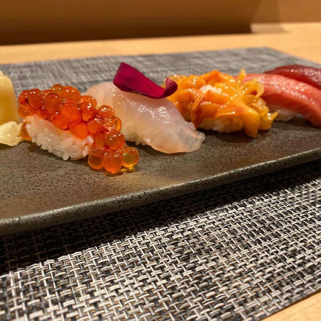 江戶前壽司 日之出茶屋 橫濱我們以精湛刀法與獨門醋飯溫控,完美演繹江戶前壽司的傳統骨幹與創新精神。