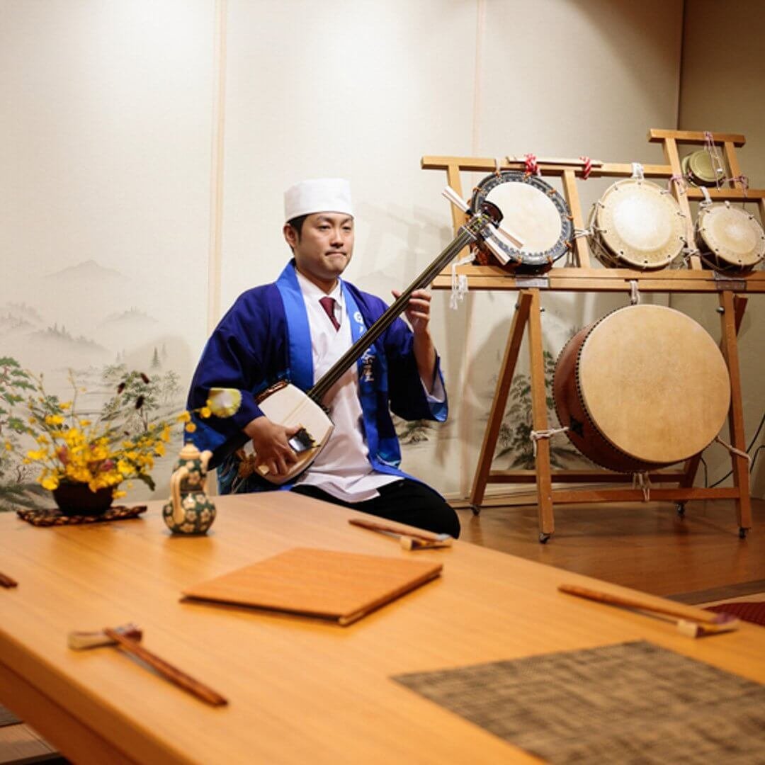 江戶前壽司 日之出茶屋 橫濱最令人沉醉的是,這裡定期呈獻現場音樂表演,讓動人旋律與精緻料理共鳴。