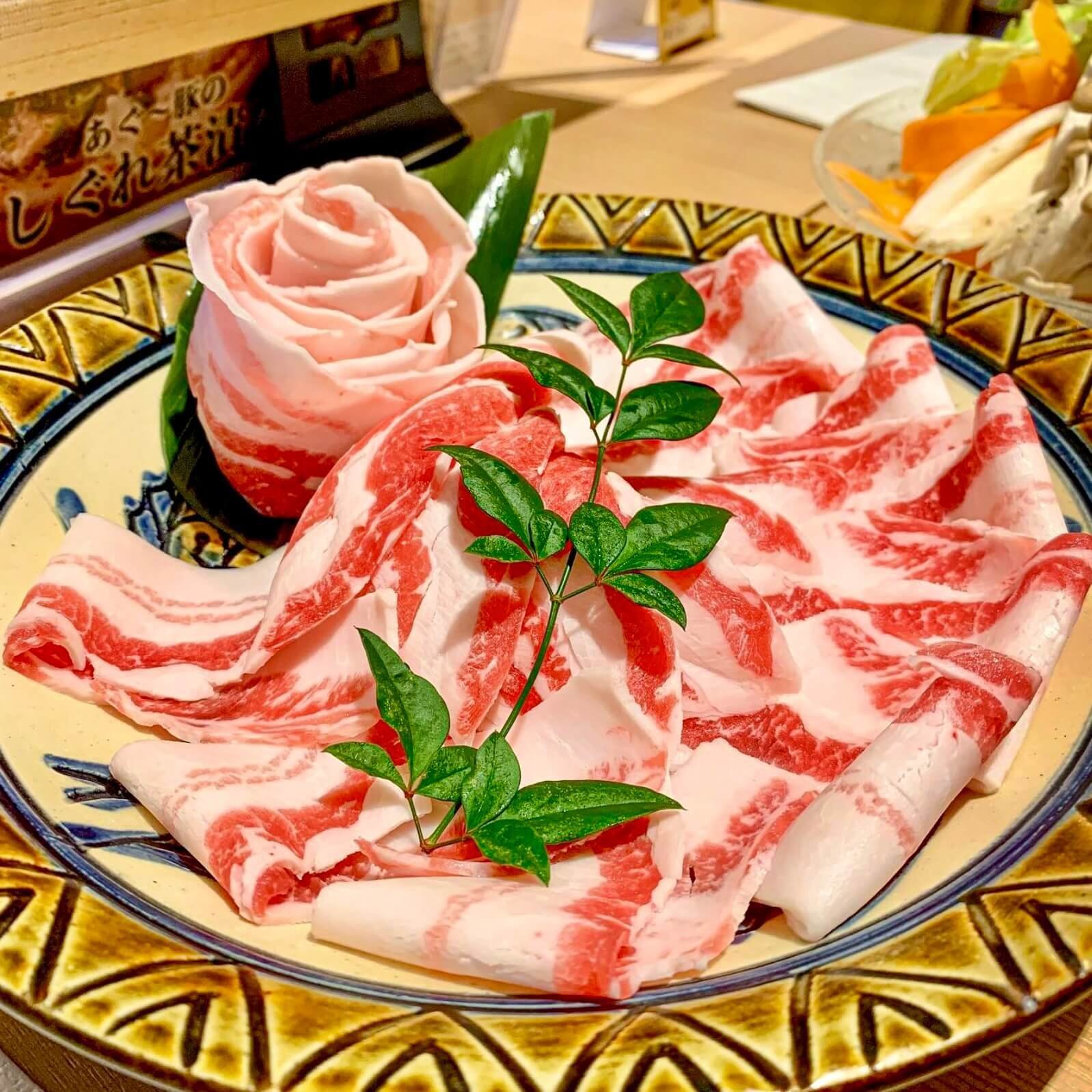 涮涮邸 壽  池袋本店「特別引薦來自沖繩的珍饈 阿古豬。無論是油脂豐盈的五花肉，還是質地細緻的里肌肉。