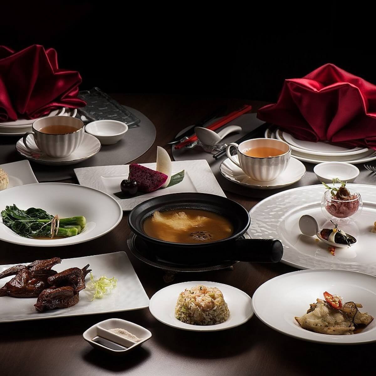 漢來名人坊菜色以精緻粵菜為主，以精準火候與獨到調味成為重要聚餐的選擇