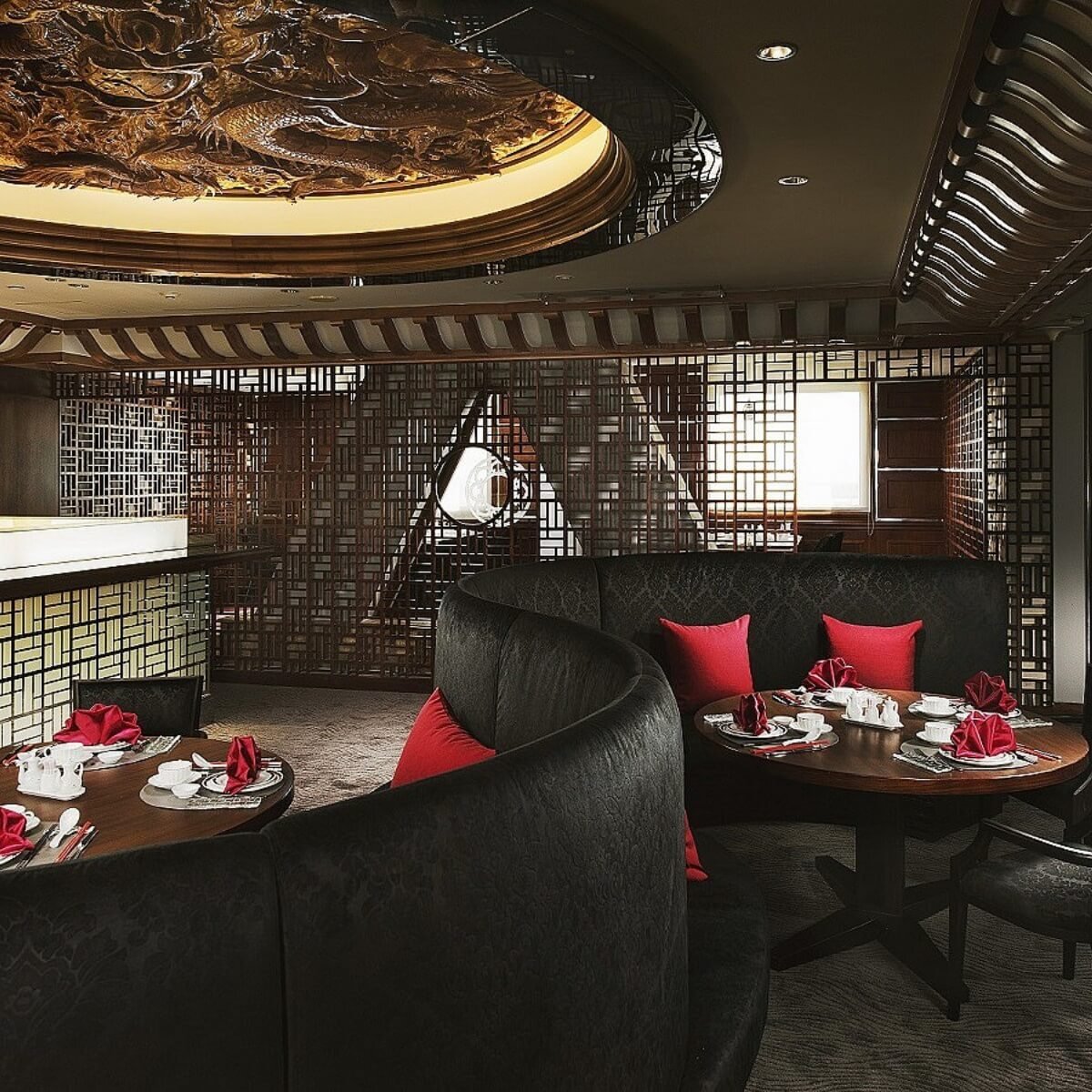 漢來名人坊以暗色系風格襯托尊榮質感