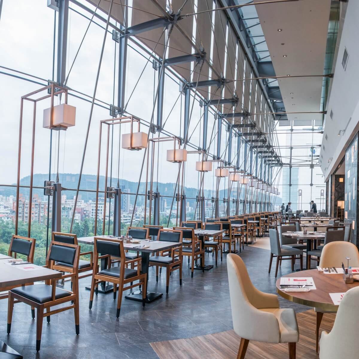 漢來海港天母店用餐環境明亮挑高