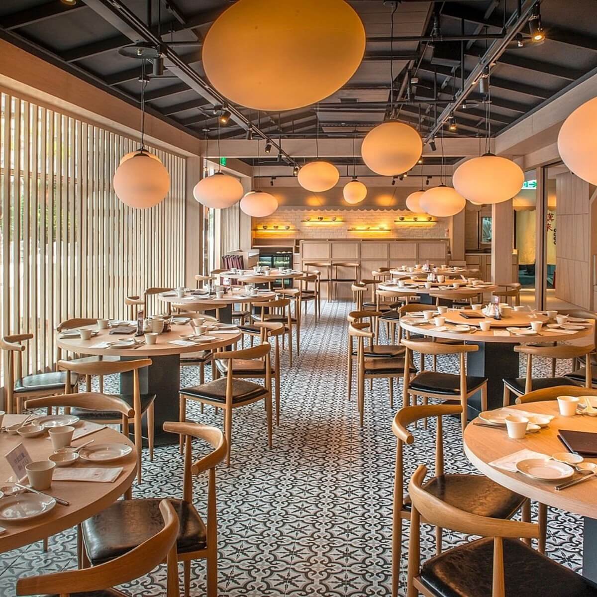 餐廳寬敞的空間設計，典雅舒適，很適合三五好友或小家庭聚餐