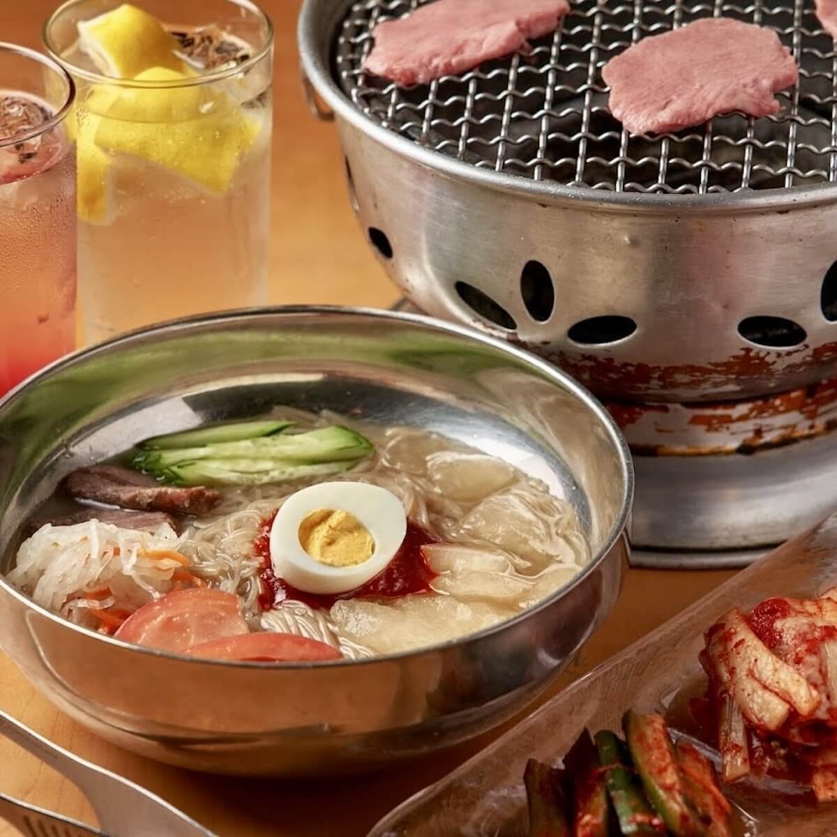 炭火燒肉_池袋_炭火燒肉 Maumi：炭火燒肉 Maumi 池袋店菜單上還有韓式牛內臟湯和韓式辣炒章魚大腸蝦等特色料理，讓味蕾體驗多元文化交織的滋味。