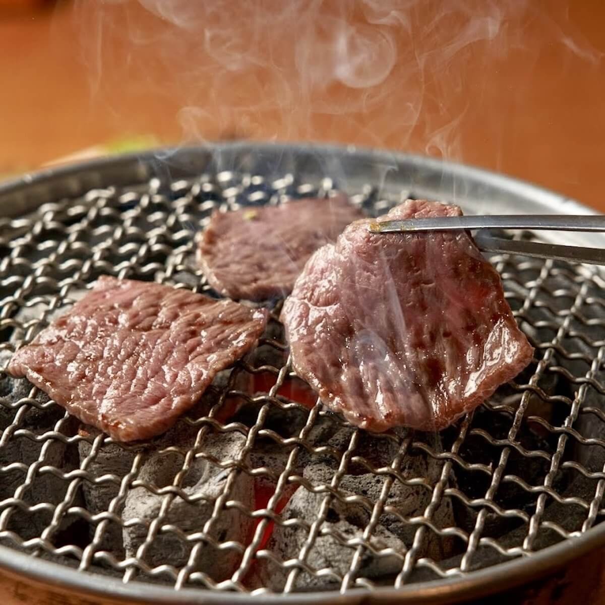 炭火燒肉_池袋_炭火燒肉 Maumi：說到炭火燒肉 Maumi 池袋店，其嚴選的 A5 級黑毛和牛絕對是必點。