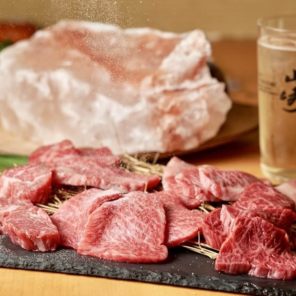 炭火燒肉_池袋_炭火燒肉 Maumi：招牌的石鍋燒肉 A5 黑毛和牛沙朗肉質細膩，油花分布均勻，在熱石鍋上炙烤後香氣四溢。