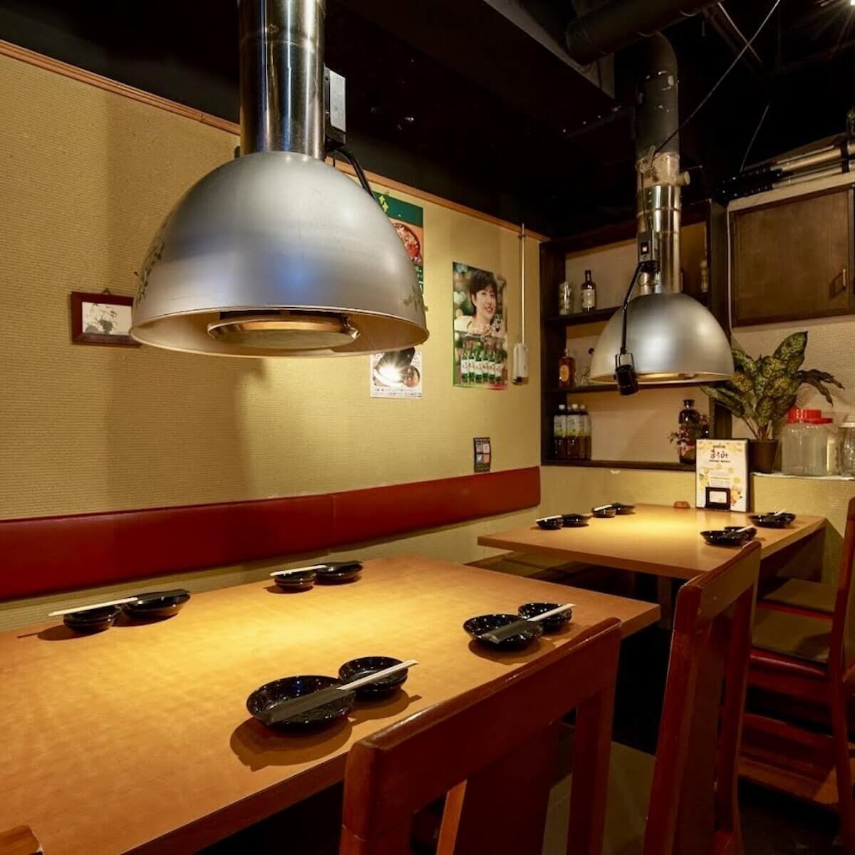 炭火燒肉_池袋_炭火燒肉 Maumi：結束一天在池袋周邊觀光景點的行程後，無論是想放鬆享受一頓豐盛的晚餐，或是與旅伴小酌，這裡的溫馨氛圍都能讓您感到舒適。