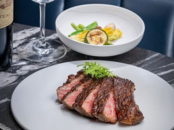 焰最推薦的餐點是牛排，高品質的牛排排餐是饕客們的最愛