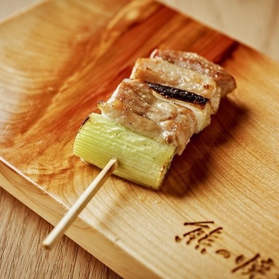 熊之燒鳥 中目黑 經典的雞腿蔥串這道料理完美體現了食材的純粹本味與極致燒烤工藝。