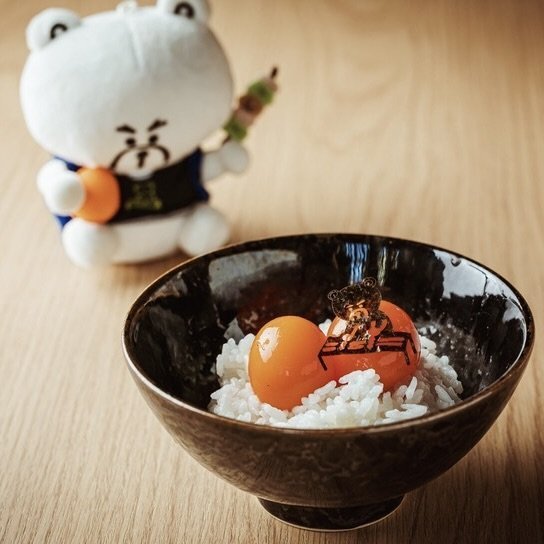 熊之燒鳥 中目黑 生雞蛋拌飯以簡約工法勾勒出不平凡的鮮甜，每一口都是食材本味的純粹覺醒。