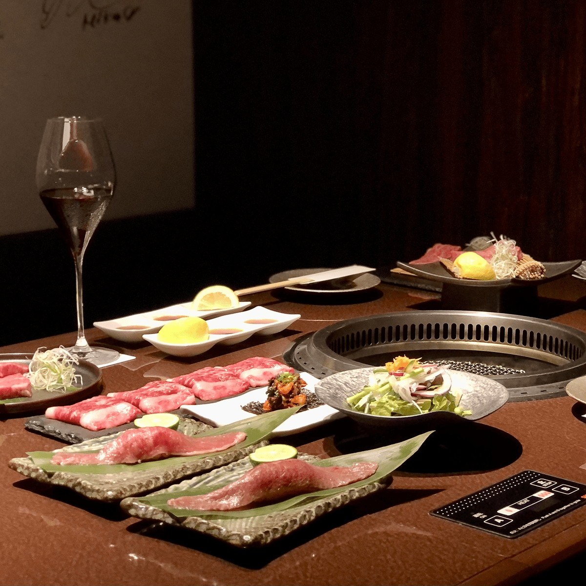 燒肉 六六六：精挑細選了三個不同部位的瘦肉，褪去多餘油膩，回歸牛肉最單純的鮮甜。每一塊都蘊含飽滿肉汁，讓您在咀嚼間細細品味那份純粹且深邃的肉香魅力。