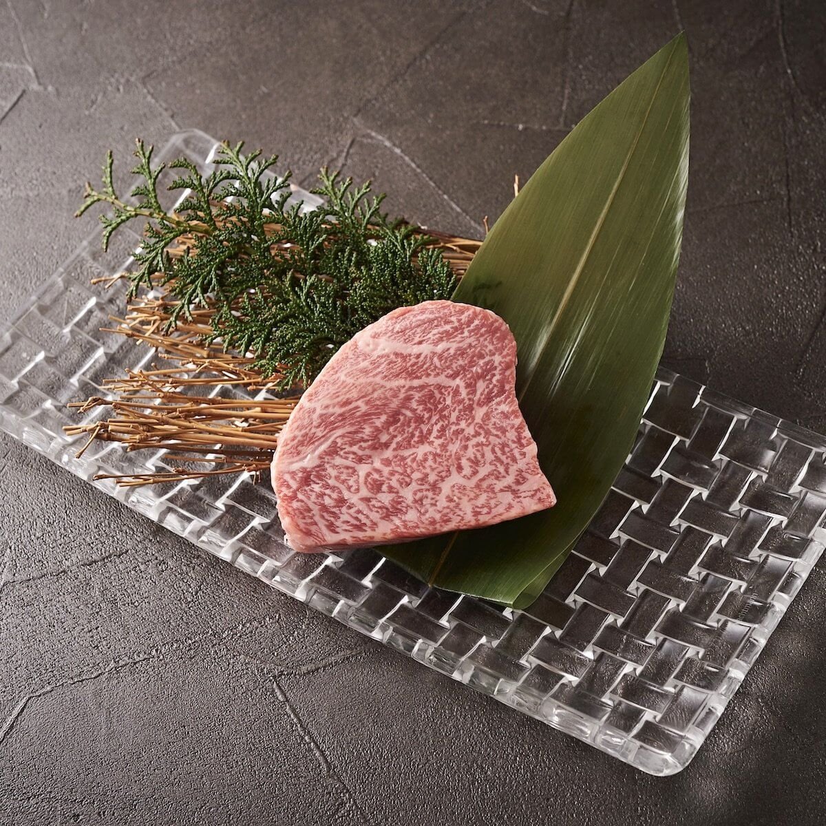 燒肉 和牛之聲純粹的細嫩肉質遇上松露鹽的雅致點綴，不僅昇華了肉汁的層次，更賦予了料理深邃且華麗的底蘊。