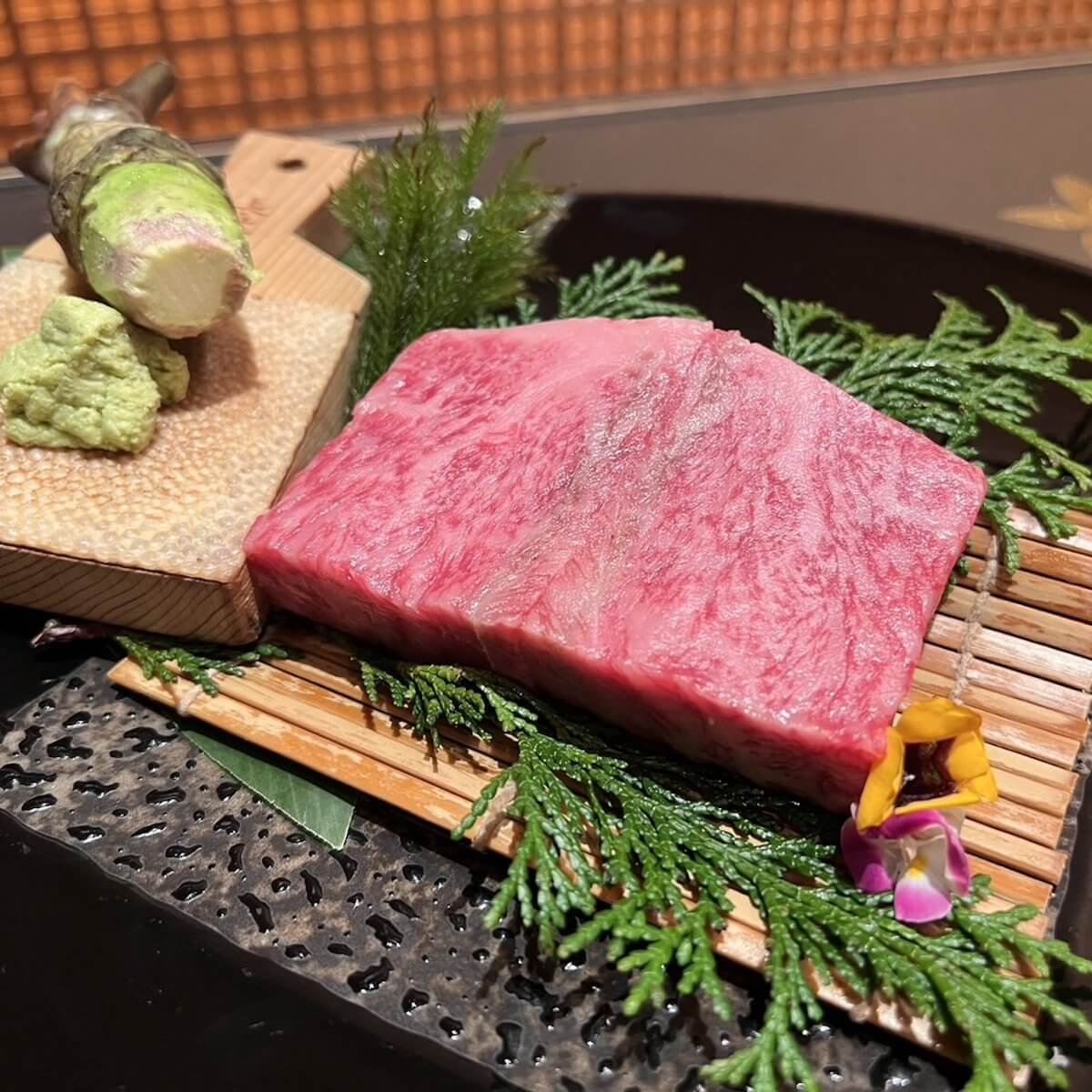 燒肉 和牛之聲俐落的刀工賦予肉質新生，靈動的調味喚醒食材靈魂，而極致的火候則鎖住原始鮮甜。