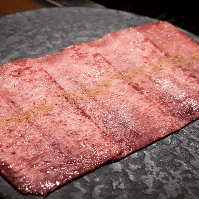 燒肉 黑田以細膩如大理石般的油花與極致鮮嫩的肉質聞名。僅需經過職人精準的簡單燒烤，便能瞬間鎖住豐盈肉汁。