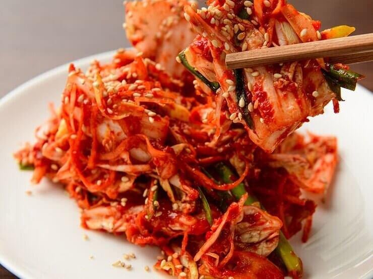 燒肉もとやま 新宿店 店內特製招牌泡菜，以其冰鎮清脆的質地與精準的酸辛比例，成為餐桌上的靈魂配角。