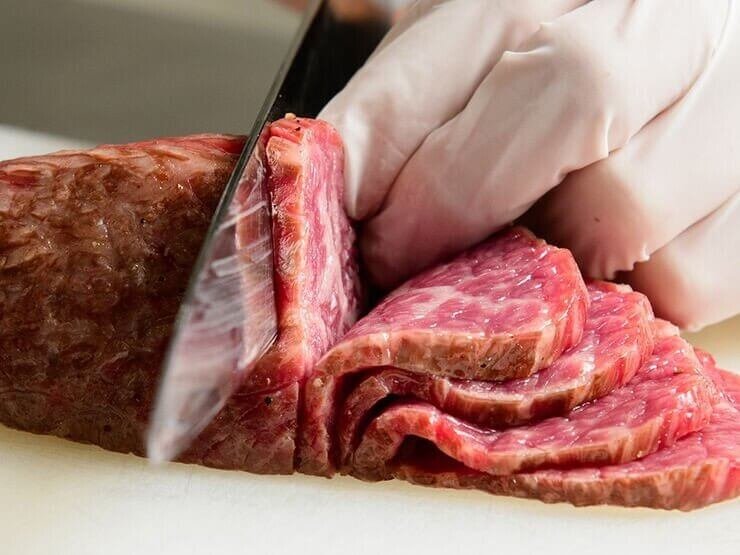 燒肉もとやま 新宿店 以頂級神戶牛為靈魂核心，嚴選和牛中的極品，致力於為追求極致的饕客。