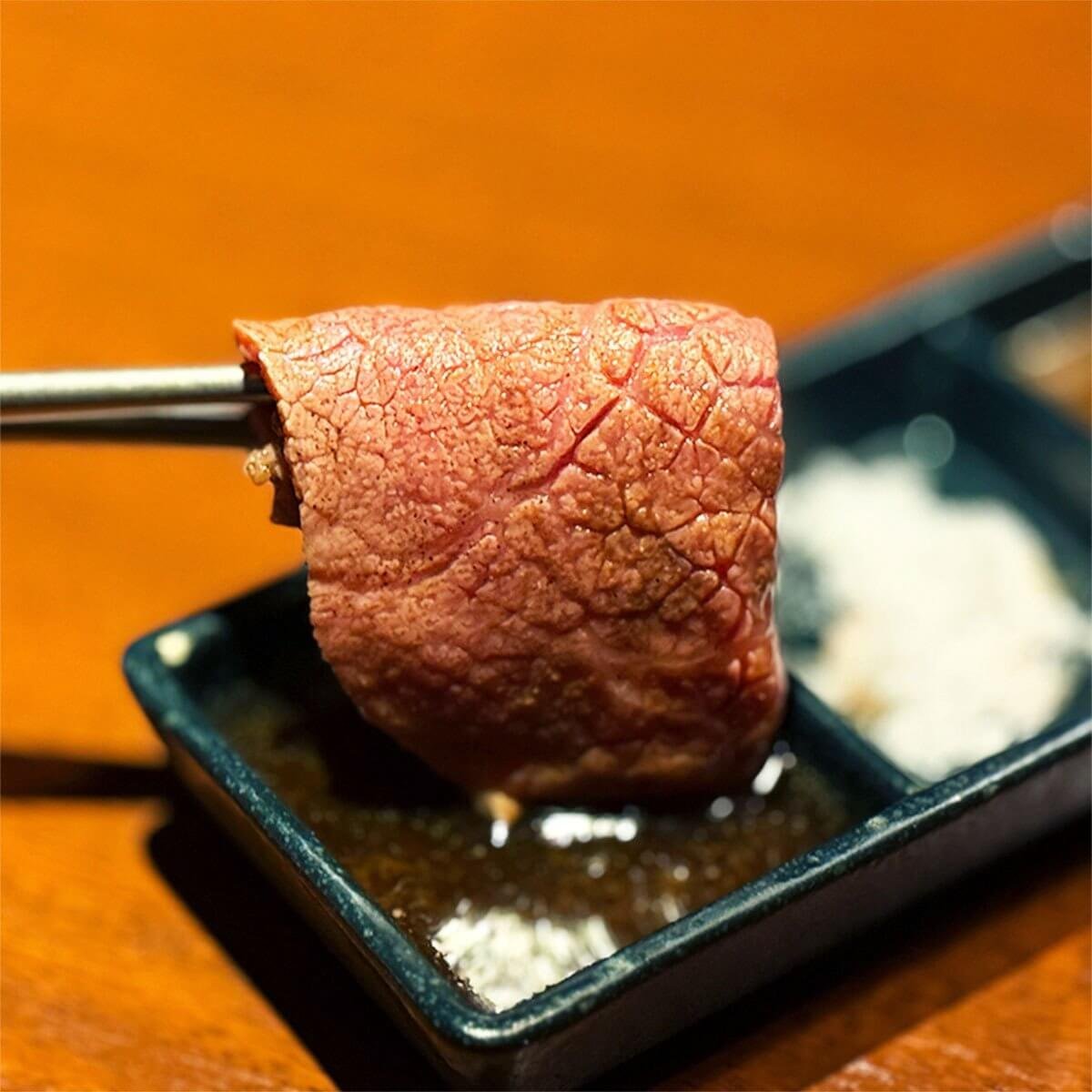 燒肉_西麻布_燒肉 Nikudarake：店家主打各式高品質肉品，特別選用如田村牛、黑毛和牛等頂級食材，讓顧客期待一場味覺盛宴。