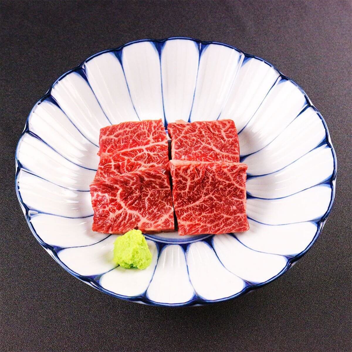 燒肉_西麻布_燒肉 Nikudarake：厚切菲力更是展現了肉品的頂級品質與師傅的精湛刀工；每道肉品都經過精心處理，確保呈現最佳風味。