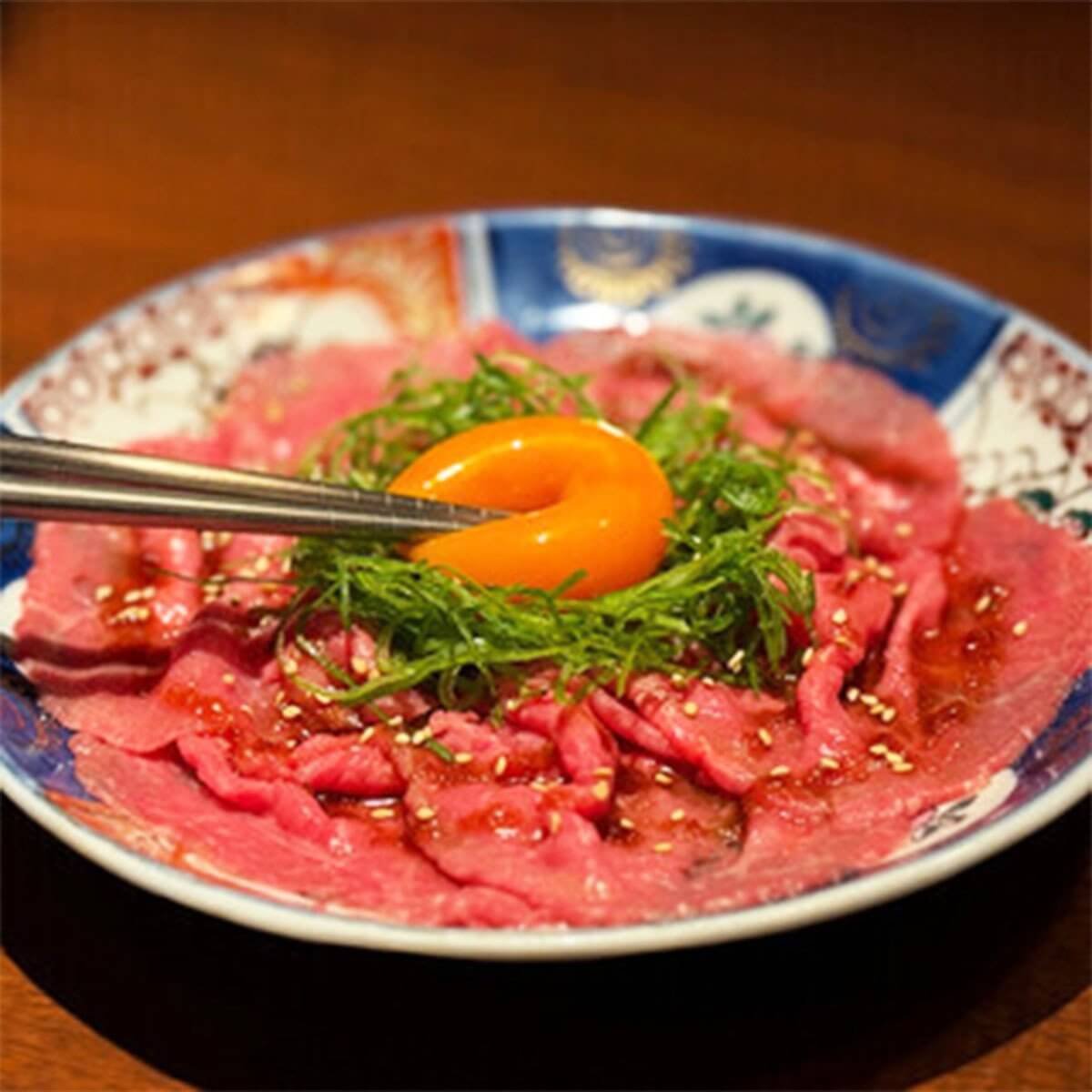 燒肉_西麻布_燒肉 Nikudarake：田村牛炙燒生拌牛肉，以其入口即化的口感，帶來視覺與味覺的雙重享受