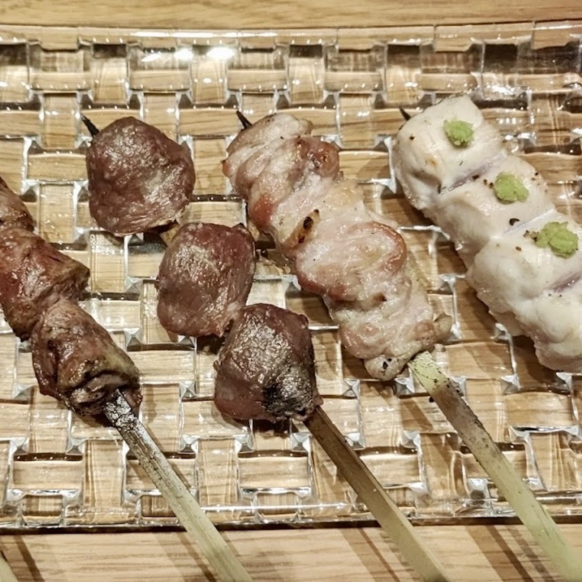 燒鳥 Wine 星乃：多款精緻的串燒 ，每一口都能感受到炭火燒烤的香氣與食材本身的鮮甜。餐廳特別推薦的醬漬雞胸肉 ，口感軟嫩入味。