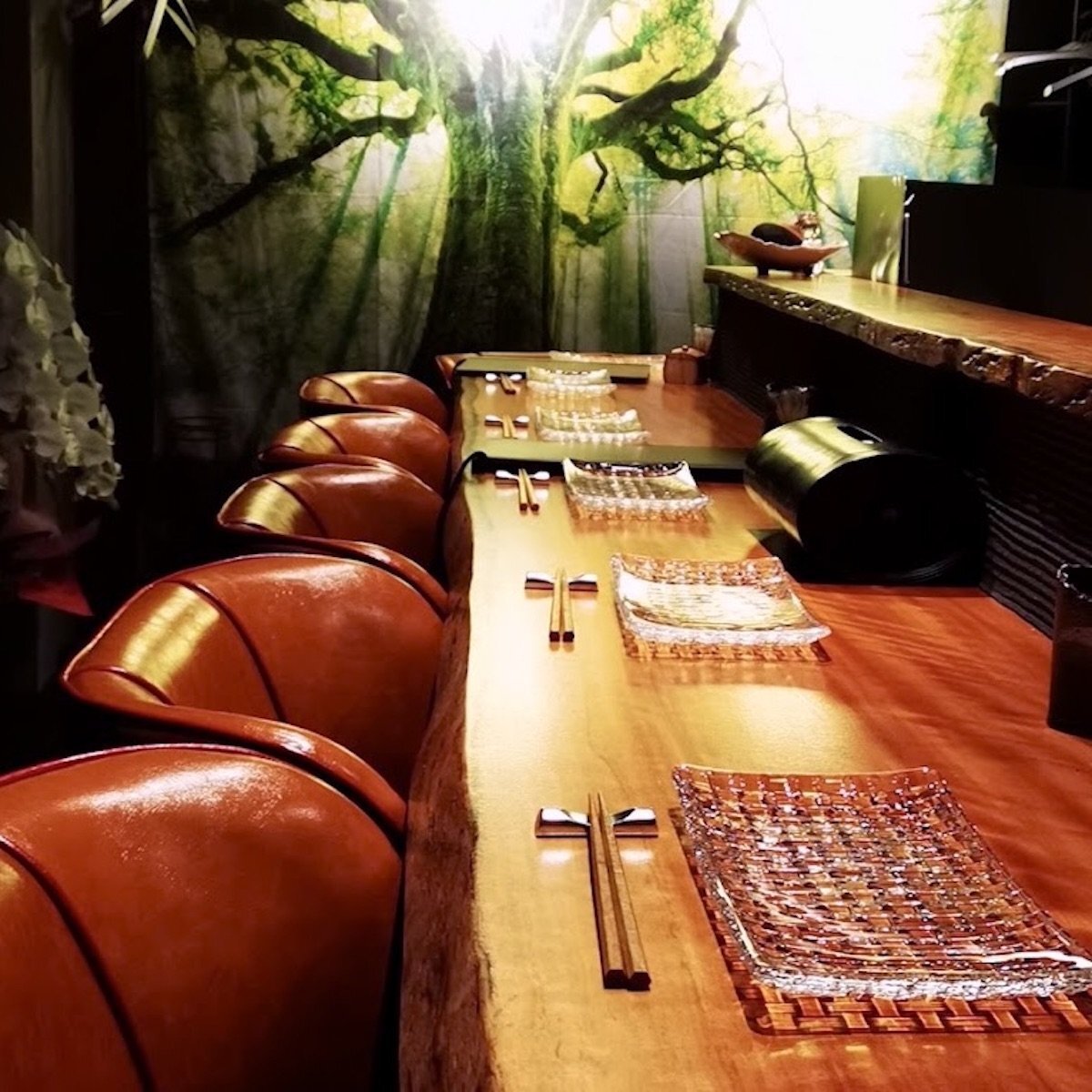 燒鳥 Wine 星乃：用餐環境營造出一種輕鬆而時尚的氛圍。店內提供體育賽事轉播，讓客人在享受美食的同時也能觀賞精彩賽事，非常適合朋友聚會或休閒放鬆。