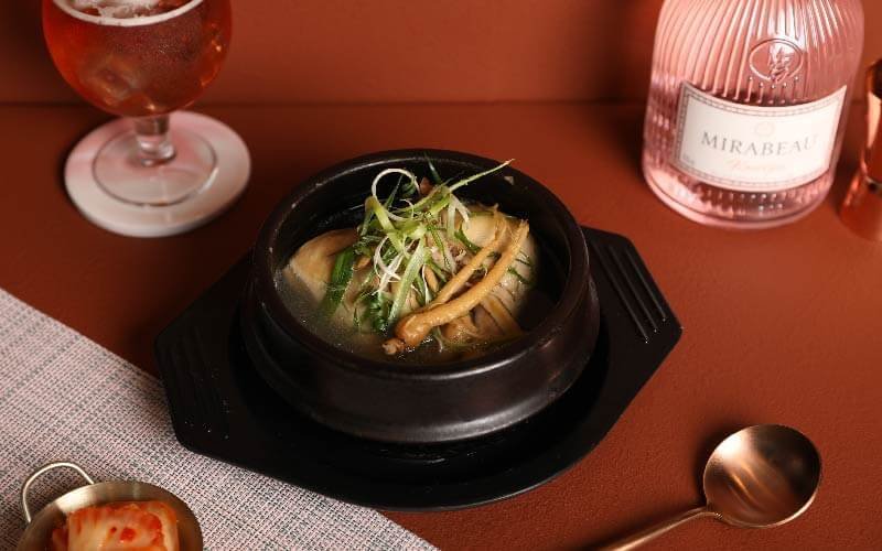 紫木槿提供經典人蔘雞湯，喝了酒來點熱湯解酒真的很棒